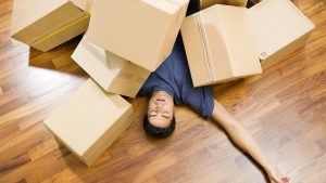 Persona descanzando con cajas encima