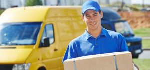 Persona cargando una caja